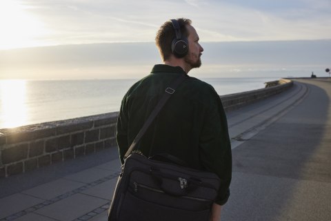 POLY Zestaw słuchawkowy Voyager Surround 85 UC z certyfikatem Microsoft Teams USB-C + przejściówka USB-C/A + podstawka ładująca