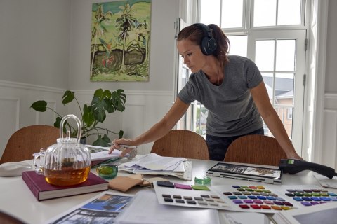 POLY Zestaw słuchawkowy Voyager Surround 85 UC z certyfikatem Microsoft Teams USB-C + przejściówka USB-C/A + podstawka ładująca